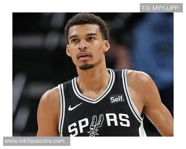 文班在下半场遭遇严防与犯规困扰仍拼出22分8板4助2帽展现实力